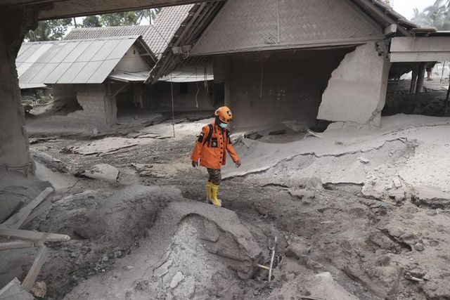 Núi lửa Semeru phun trào ở Indonesia khiến 14 người thiệt mạng, gần 100 người bị thương - Ảnh 8.