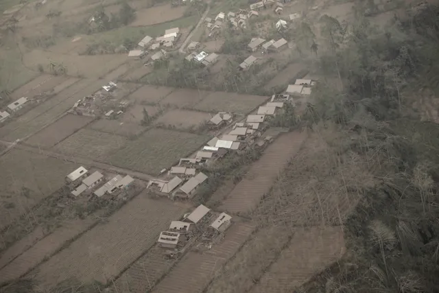 Số nạn nhân thiệt mạng do núi lửa Semeru phun trào ở Indonesia tăng lên 34 người - Ảnh 4.