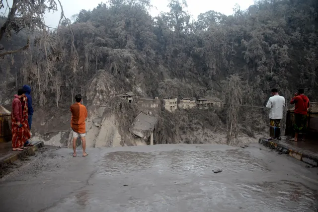 Số nạn nhân thiệt mạng do núi lửa Semeru phun trào ở Indonesia tăng lên 34 người - Ảnh 7.