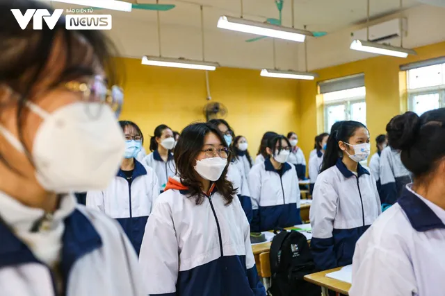 Học sinh khối lớp 12 ở Hà Nội: Vui vì được đến trường, học trực tiếp dễ tiếp thu hơn - Ảnh 1. Học sinh khối lớp 12 ở Hà Nội: Vui vì được đến trường, học trực tiếp dễ tiếp thu hơn - Ảnh 1.