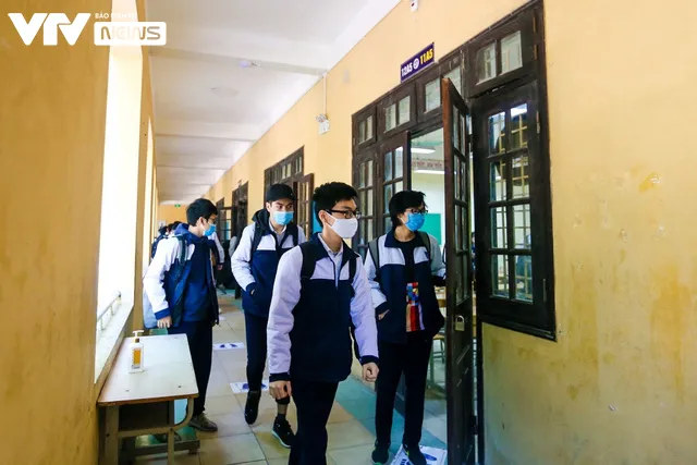 Học sinh khối lớp 12 ở Hà Nội: Vui vì được đến trường, học trực tiếp dễ tiếp thu hơn - Ảnh 12. Học sinh khối lớp 12 ở Hà Nội: Vui vì được đến trường, học trực tiếp dễ tiếp thu hơn - Ảnh 12.
