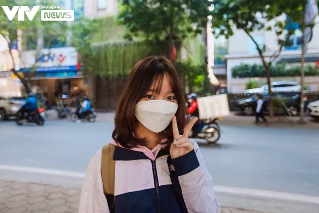 Học sinh khối lớp 12 ở Hà Nội: Vui vì được đến trường, học trực tiếp dễ tiếp thu hơn - Ảnh 14. Học sinh khối lớp 12 ở Hà Nội: Vui vì được đến trường, học trực tiếp dễ tiếp thu hơn - Ảnh 14.