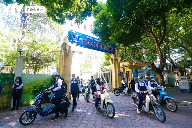 Học sinh khối lớp 12 ở Hà Nội: Vui vì được đến trường, học trực tiếp dễ tiếp thu hơn - Ảnh 15. Học sinh khối lớp 12 ở Hà Nội: Vui vì được đến trường, học trực tiếp dễ tiếp thu hơn - Ảnh 15.