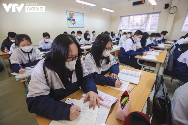 Học sinh khối lớp 12 ở Hà Nội: Vui vì được đến trường, học trực tiếp dễ tiếp thu hơn - Ảnh 16. Học sinh khối lớp 12 ở Hà Nội: Vui vì được đến trường, học trực tiếp dễ tiếp thu hơn - Ảnh 16.