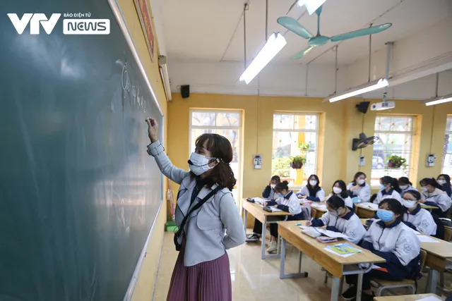 Học sinh khối lớp 12 ở Hà Nội: Vui vì được đến trường, học trực tiếp dễ tiếp thu hơn - Ảnh 5. Học sinh khối lớp 12 ở Hà Nội: Vui vì được đến trường, học trực tiếp dễ tiếp thu hơn - Ảnh 5.
