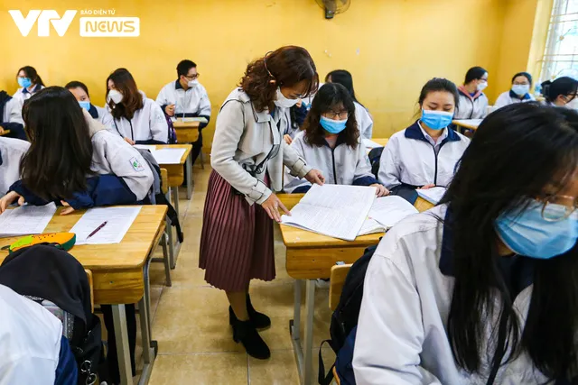 Học sinh khối lớp 12 ở Hà Nội: Vui vì được đến trường, học trực tiếp dễ tiếp thu hơn - Ảnh 6. Học sinh khối lớp 12 ở Hà Nội: Vui vì được đến trường, học trực tiếp dễ tiếp thu hơn - Ảnh 6.