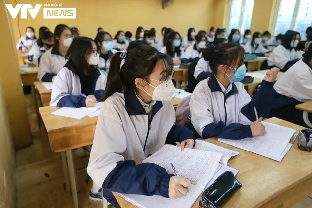 Học sinh khối lớp 12 ở Hà Nội: Vui vì được đến trường, học trực tiếp dễ tiếp thu hơn - Ảnh 7. Học sinh khối lớp 12 ở Hà Nội: Vui vì được đến trường, học trực tiếp dễ tiếp thu hơn - Ảnh 7.