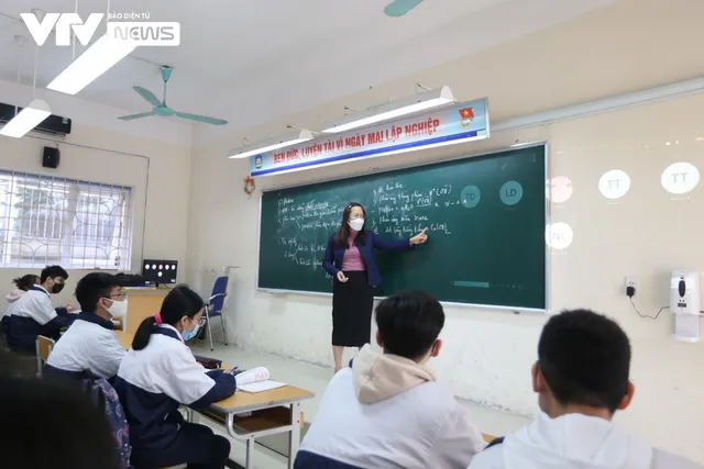 Học sinh khối lớp 12 ở Hà Nội: Vui vì được đến trường, học trực tiếp dễ tiếp thu hơn - Ảnh 8. Học sinh khối lớp 12 ở Hà Nội: Vui vì được đến trường, học trực tiếp dễ tiếp thu hơn - Ảnh 8.