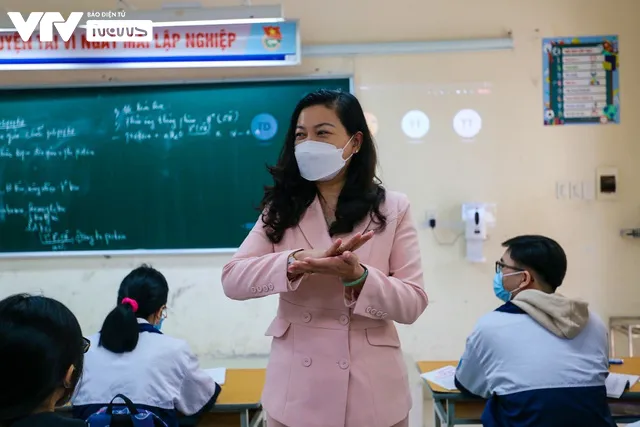 Học sinh khối lớp 12 ở Hà Nội: Vui vì được đến trường, học trực tiếp dễ tiếp thu hơn - Ảnh 10. Học sinh khối lớp 12 ở Hà Nội: Vui vì được đến trường, học trực tiếp dễ tiếp thu hơn - Ảnh 10.