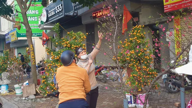 Người dân Hà Nội hối hả mang hoa về nhà trong ngày cuối của năm Âm lịch - Ảnh 20.