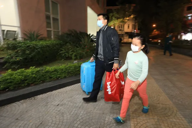 28 học sinh và phụ huynh đầu tiên ở trường Tiểu học Xuân Phương được về ăn Tết - Ảnh 13. 28 học sinh và phụ huynh đầu tiên ở trường Tiểu học Xuân Phương được về ăn Tết - Ảnh 13.