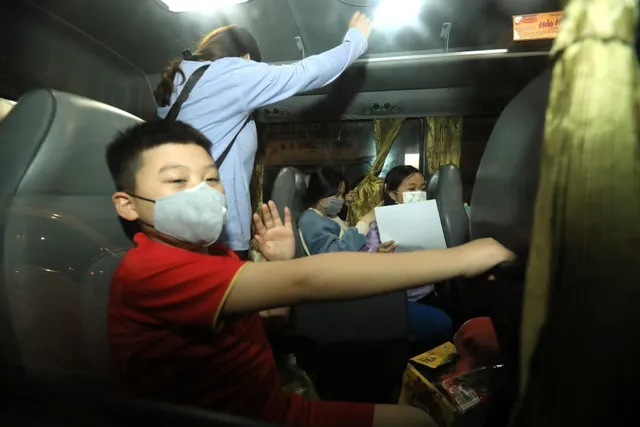 28 học sinh và phụ huynh đầu tiên ở trường Tiểu học Xuân Phương được về ăn Tết - Ảnh 14. 28 học sinh và phụ huynh đầu tiên ở trường Tiểu học Xuân Phương được về ăn Tết - Ảnh 14.