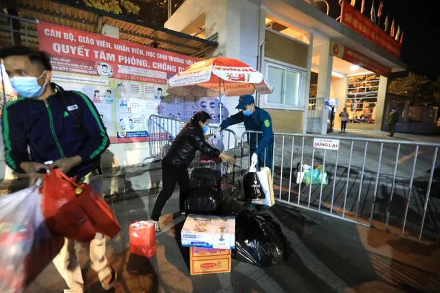 28 học sinh và phụ huynh đầu tiên ở trường Tiểu học Xuân Phương được về ăn Tết - Ảnh 7. 28 học sinh và phụ huynh đầu tiên ở trường Tiểu học Xuân Phương được về ăn Tết - Ảnh 7.