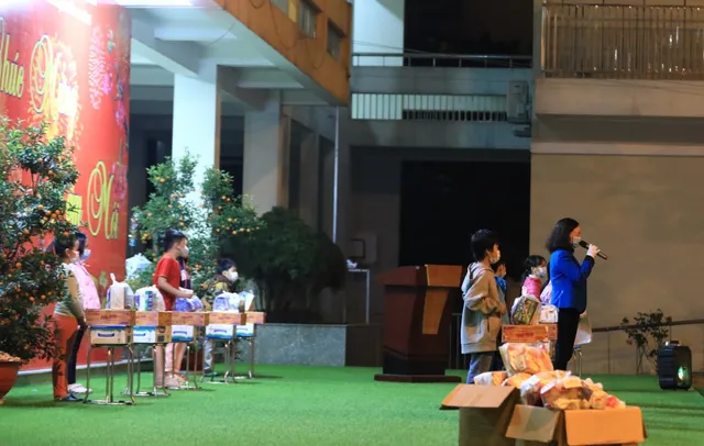 28 học sinh và phụ huynh đầu tiên ở trường Tiểu học Xuân Phương được về ăn Tết - Ảnh 6. 28 học sinh và phụ huynh đầu tiên ở trường Tiểu học Xuân Phương được về ăn Tết - Ảnh 6.