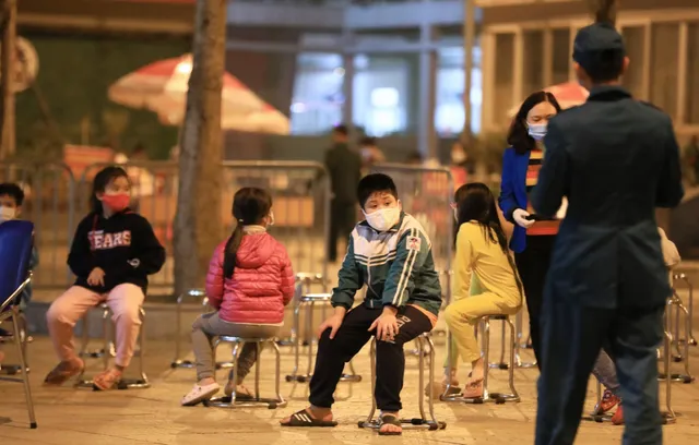 28 học sinh và phụ huynh đầu tiên ở trường Tiểu học Xuân Phương được về ăn Tết - Ảnh 2. 28 học sinh và phụ huynh đầu tiên ở trường Tiểu học Xuân Phương được về ăn Tết - Ảnh 2.