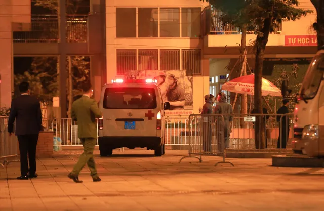 28 học sinh và phụ huynh đầu tiên ở trường Tiểu học Xuân Phương được về ăn Tết - Ảnh 17. 28 học sinh và phụ huynh đầu tiên ở trường Tiểu học Xuân Phương được về ăn Tết - Ảnh 17.