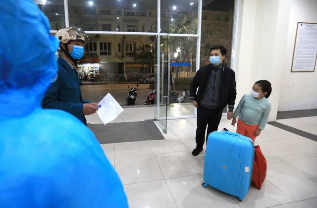 28 học sinh và phụ huynh đầu tiên ở trường Tiểu học Xuân Phương được về ăn Tết - Ảnh 4. 28 học sinh và phụ huynh đầu tiên ở trường Tiểu học Xuân Phương được về ăn Tết - Ảnh 4.