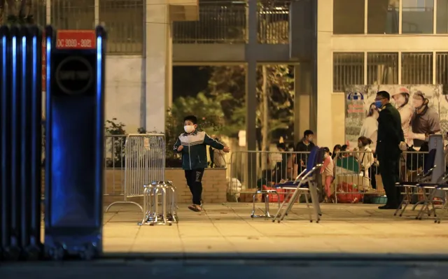 28 học sinh và phụ huynh đầu tiên ở trường Tiểu học Xuân Phương được về ăn Tết - Ảnh 10. 28 học sinh và phụ huynh đầu tiên ở trường Tiểu học Xuân Phương được về ăn Tết - Ảnh 10.