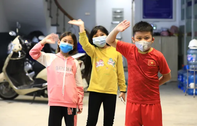 28 học sinh và phụ huynh đầu tiên ở trường Tiểu học Xuân Phương được về ăn Tết - Ảnh 1. 28 học sinh và phụ huynh đầu tiên ở trường Tiểu học Xuân Phương được về ăn Tết - Ảnh 1.