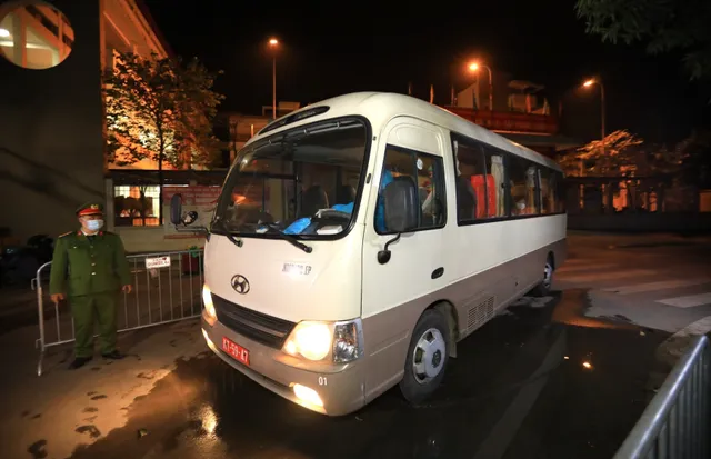 28 học sinh và phụ huynh đầu tiên ở trường Tiểu học Xuân Phương được về ăn Tết - Ảnh 18. 28 học sinh và phụ huynh đầu tiên ở trường Tiểu học Xuân Phương được về ăn Tết - Ảnh 18.