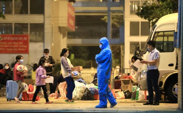 28 học sinh và phụ huynh đầu tiên ở trường Tiểu học Xuân Phương được về ăn Tết - Ảnh 11. 28 học sinh và phụ huynh đầu tiên ở trường Tiểu học Xuân Phương được về ăn Tết - Ảnh 11.