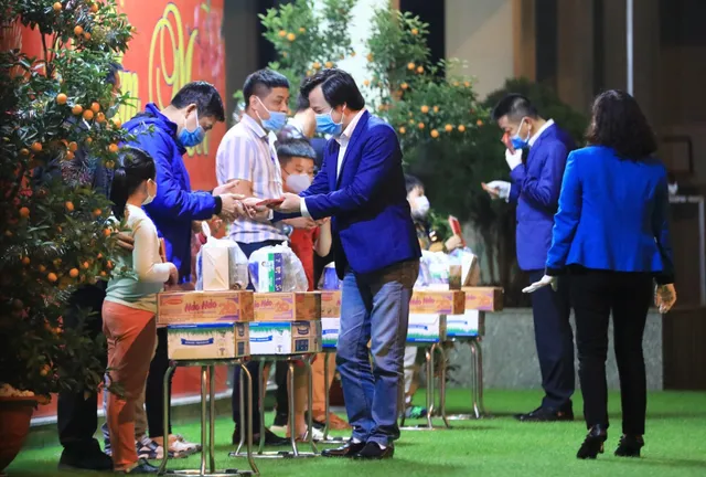 28 học sinh và phụ huynh đầu tiên ở trường Tiểu học Xuân Phương được về ăn Tết - Ảnh 3. 28 học sinh và phụ huynh đầu tiên ở trường Tiểu học Xuân Phương được về ăn Tết - Ảnh 3.