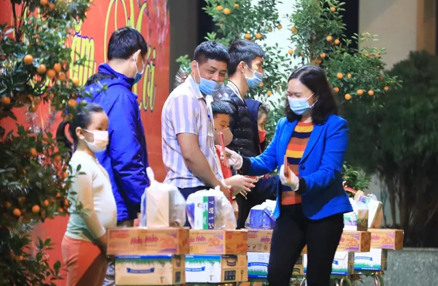 28 học sinh và phụ huynh đầu tiên ở trường Tiểu học Xuân Phương được về ăn Tết - Ảnh 5. 28 học sinh và phụ huynh đầu tiên ở trường Tiểu học Xuân Phương được về ăn Tết - Ảnh 5.