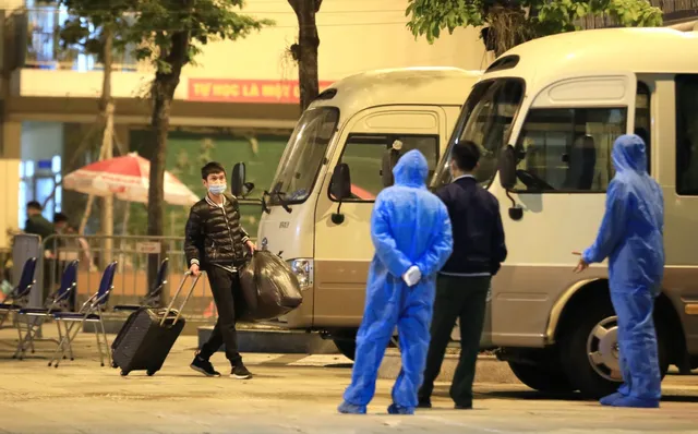 28 học sinh và phụ huynh đầu tiên ở trường Tiểu học Xuân Phương được về ăn Tết - Ảnh 12. 28 học sinh và phụ huynh đầu tiên ở trường Tiểu học Xuân Phương được về ăn Tết - Ảnh 12.