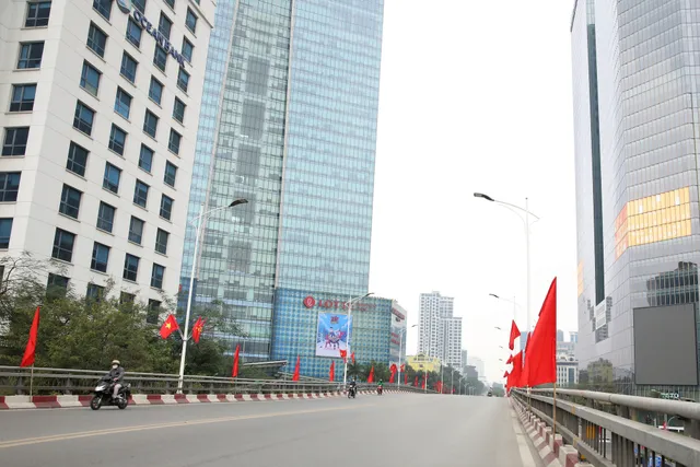 Người dân Hà Nội diện áo dài nô nức đi du xuân sáng mùng 1 Tết - Ảnh 22. Người dân Hà Nội diện áo dài nô nức đi du xuân sáng mùng 1 Tết - Ảnh 22.