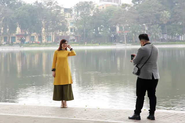 Người dân Hà Nội diện áo dài nô nức đi du xuân sáng mùng 1 Tết - Ảnh 5. Người dân Hà Nội diện áo dài nô nức đi du xuân sáng mùng 1 Tết - Ảnh 5.