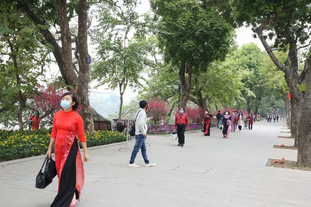 Người dân Hà Nội diện áo dài nô nức đi du xuân sáng mùng 1 Tết - Ảnh 2. Người dân Hà Nội diện áo dài nô nức đi du xuân sáng mùng 1 Tết - Ảnh 2.