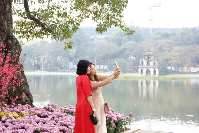 Người dân Hà Nội diện áo dài nô nức đi du xuân sáng mùng 1 Tết - Ảnh 4. Người dân Hà Nội diện áo dài nô nức đi du xuân sáng mùng 1 Tết - Ảnh 4.