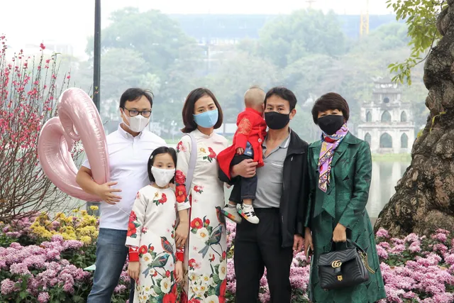 Người dân Hà Nội diện áo dài nô nức đi du xuân sáng mùng 1 Tết - Ảnh 3. Người dân Hà Nội diện áo dài nô nức đi du xuân sáng mùng 1 Tết - Ảnh 3.
