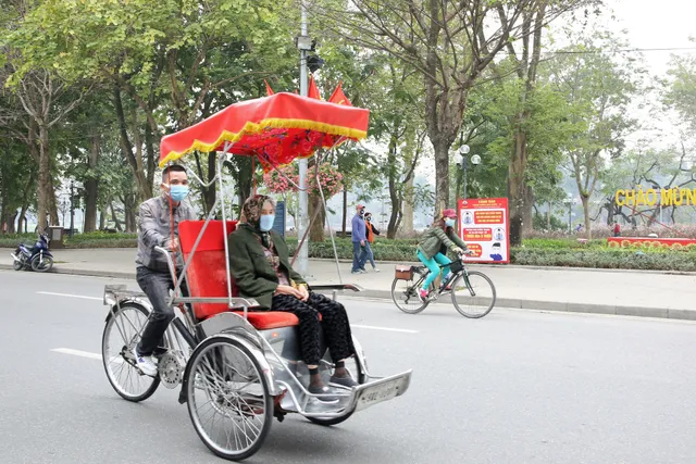 Người dân Hà Nội diện áo dài nô nức đi du xuân sáng mùng 1 Tết - Ảnh 12. Người dân Hà Nội diện áo dài nô nức đi du xuân sáng mùng 1 Tết - Ảnh 12.