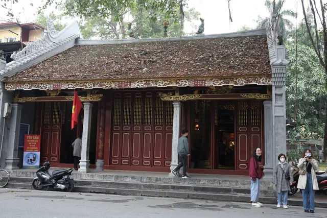 Người dân Hà Nội diện áo dài nô nức đi du xuân sáng mùng 1 Tết - Ảnh 17. Người dân Hà Nội diện áo dài nô nức đi du xuân sáng mùng 1 Tết - Ảnh 17.