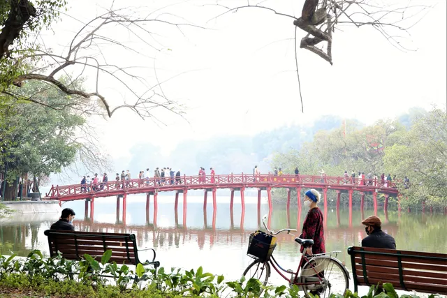 Người dân Hà Nội diện áo dài nô nức đi du xuân sáng mùng 1 Tết - Ảnh 9. Người dân Hà Nội diện áo dài nô nức đi du xuân sáng mùng 1 Tết - Ảnh 9.