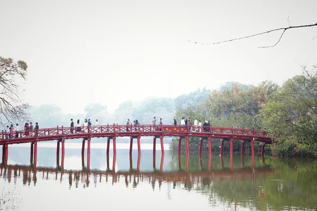 Người dân Hà Nội diện áo dài nô nức đi du xuân sáng mùng 1 Tết - Ảnh 10. Người dân Hà Nội diện áo dài nô nức đi du xuân sáng mùng 1 Tết - Ảnh 10.