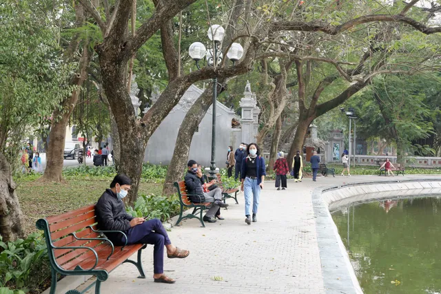 Người dân Hà Nội diện áo dài nô nức đi du xuân sáng mùng 1 Tết - Ảnh 15. Người dân Hà Nội diện áo dài nô nức đi du xuân sáng mùng 1 Tết - Ảnh 15.