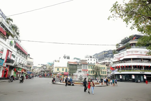 Người dân Hà Nội diện áo dài nô nức đi du xuân sáng mùng 1 Tết - Ảnh 1. Người dân Hà Nội diện áo dài nô nức đi du xuân sáng mùng 1 Tết - Ảnh 1.