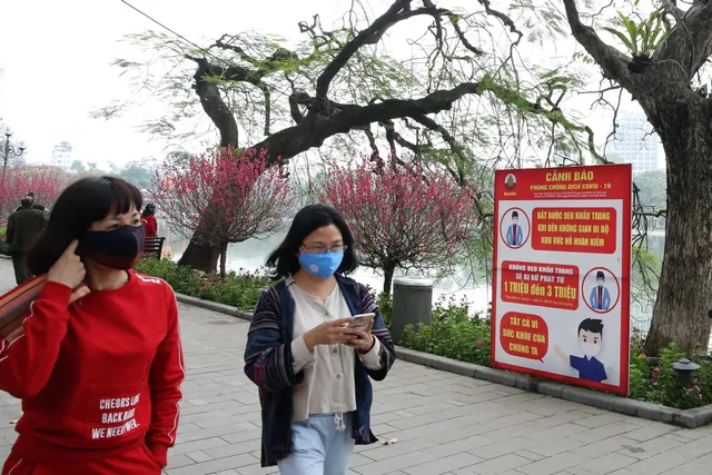 Người dân Hà Nội diện áo dài nô nức đi du xuân sáng mùng 1 Tết - Ảnh 16. Người dân Hà Nội diện áo dài nô nức đi du xuân sáng mùng 1 Tết - Ảnh 16.