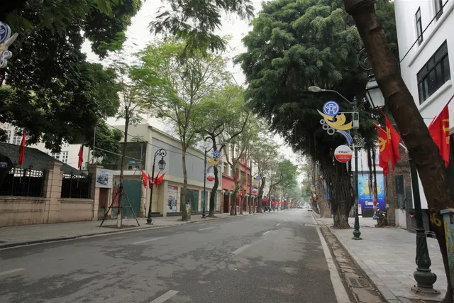 Người dân Hà Nội diện áo dài nô nức đi du xuân sáng mùng 1 Tết - Ảnh 21. Người dân Hà Nội diện áo dài nô nức đi du xuân sáng mùng 1 Tết - Ảnh 21.