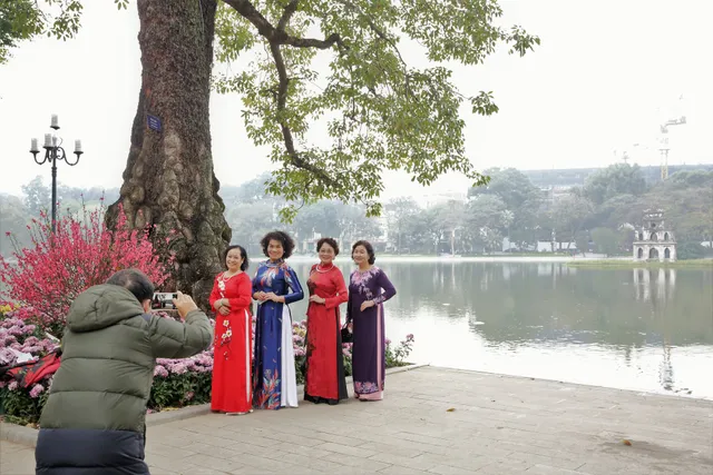 Người dân Hà Nội diện áo dài nô nức đi du xuân sáng mùng 1 Tết - Ảnh 6. Người dân Hà Nội diện áo dài nô nức đi du xuân sáng mùng 1 Tết - Ảnh 6.