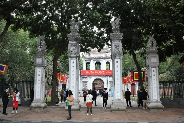 Người dân Hà Nội diện áo dài nô nức đi du xuân sáng mùng 1 Tết - Ảnh 18. Người dân Hà Nội diện áo dài nô nức đi du xuân sáng mùng 1 Tết - Ảnh 18.