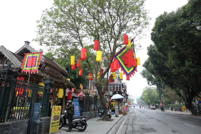 Người dân Hà Nội diện áo dài nô nức đi du xuân sáng mùng 1 Tết - Ảnh 20. Người dân Hà Nội diện áo dài nô nức đi du xuân sáng mùng 1 Tết - Ảnh 20.