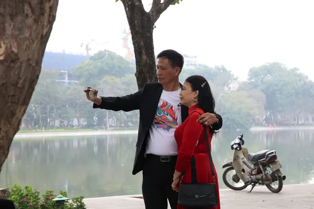 Người dân Hà Nội diện áo dài nô nức đi du xuân sáng mùng 1 Tết - Ảnh 8. Người dân Hà Nội diện áo dài nô nức đi du xuân sáng mùng 1 Tết - Ảnh 8.
