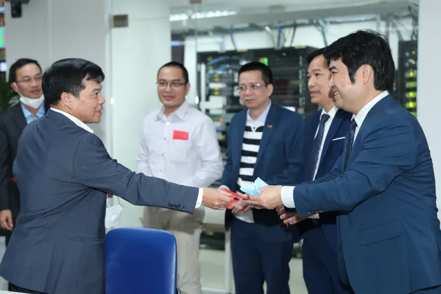 Lãnh đạo Đài THVN thăm và chúc Tết các đơn vị trong đêm Giao thừa - Ảnh 4. Lãnh đạo Đài THVN thăm và chúc Tết các đơn vị trong đêm Giao thừa - Ảnh 4.