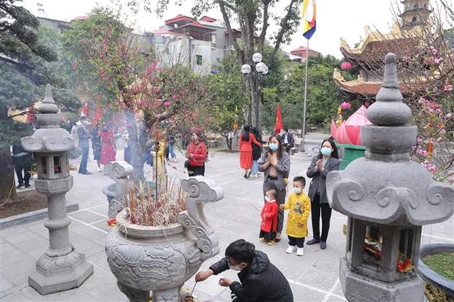 Không khí ngày mùng 1 Tết tại Hà Nội: Yên bình nhưng tràn đầy hi vọng - Ảnh 5.