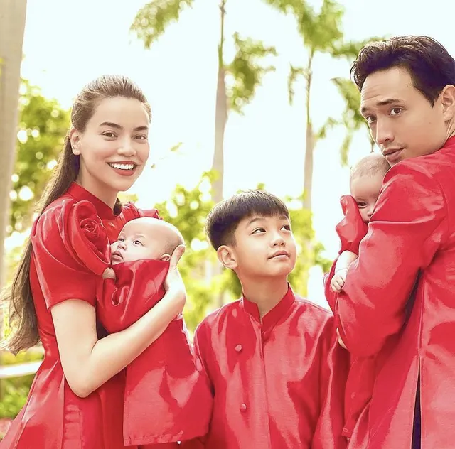 Hà Hồ khoe ảnh Tết siêu đáng yêu của gia đình, Hà Tăng truyền thống với áo dài hồng - Ảnh 1. Hà Hồ khoe ảnh Tết siêu đáng yêu của gia đình, Hà Tăng truyền thống với áo dài hồng - Ảnh 1.