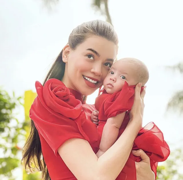 Hà Hồ khoe ảnh Tết siêu đáng yêu của gia đình, Hà Tăng truyền thống với áo dài hồng - Ảnh 2. Hà Hồ khoe ảnh Tết siêu đáng yêu của gia đình, Hà Tăng truyền thống với áo dài hồng - Ảnh 2.