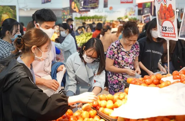 Thị trường Hà Nội ngày đầu năm mới: Hàng hóa dồi dào, giá tăng nhẹ - Ảnh 1.